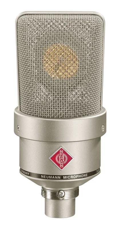 TLM 103 Конденсаторный микрофон с большой диафрагмой, направленная характеристика: кардиоид, цвет: никель, преобразователь градиента давления, диапазон частот: 20 Гц - 20 кГц, пик SPL: 144 дБ, номинальное импеданс: 50 Ом, номинальный импеданс нагрузки: 1 кОм, эквивалентный уровень шума, A-взвешенный: 12 дБА, максимальное выходное напряжение: 13 дБ, чувствительность на 1 кГц на 1 ком 11 мВ/Па, фантомное питание 48 В ± 4 В, вес около 450 г. В комплекте: поворотное соединение SG1 и деревянный кейс.