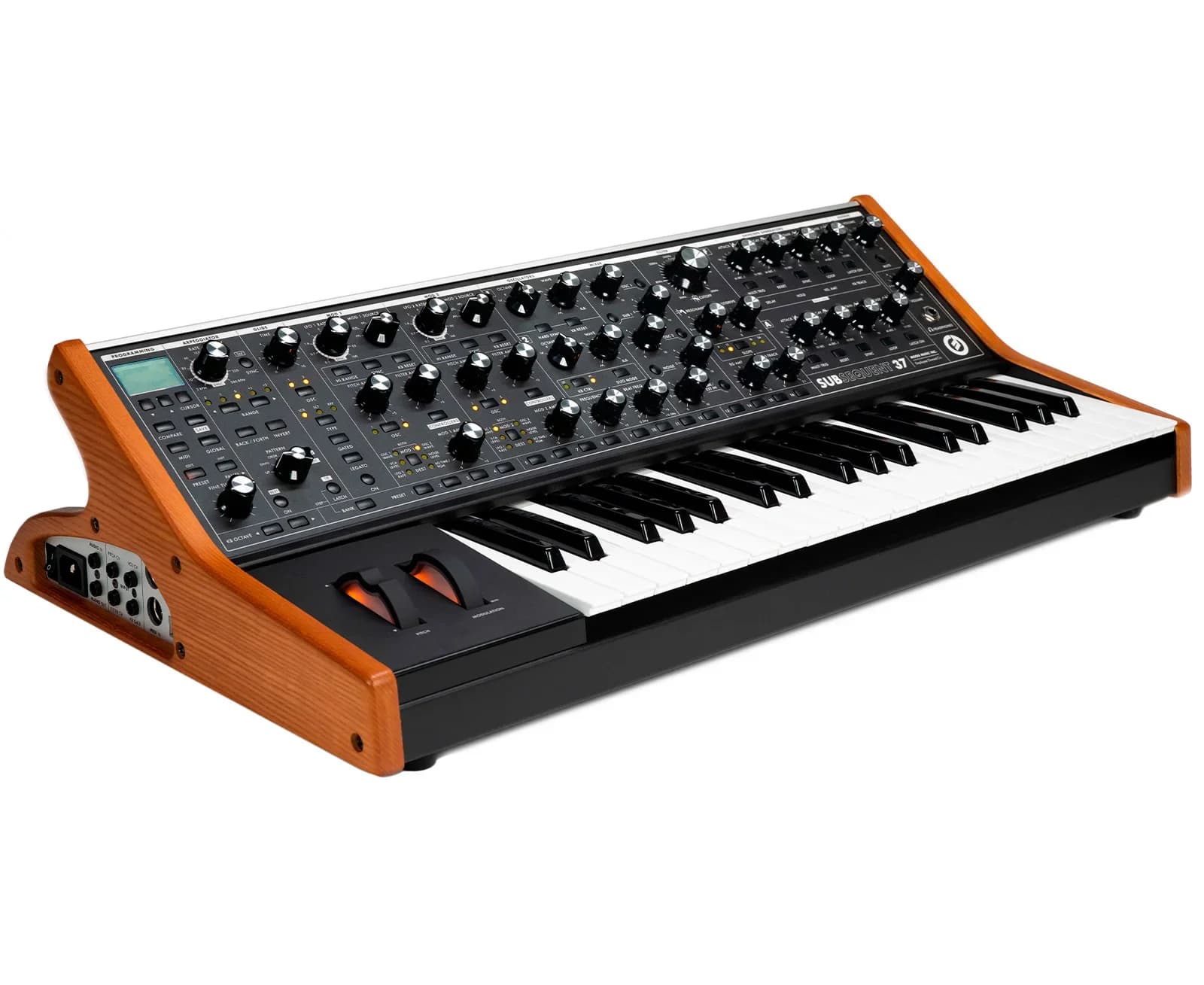 Subsequent 37 парафонический аналоговый синтезатор, 37-нотная модернизированная клавиатура, увеличение холов, 40 узывок и 74 переключателя, двойные осцилляторы + субосциллятор, двойные генераторы конвертов ADSR, двойные LFO и Arpeggiator, лестничный фильтр Moog с мультиприводом. Сделано в США.